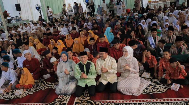 Wali Kota Palembang Ratu Dewa dan Wakil Wali Kota melakukan tasyakuran dan buka puasa bersama 479 anak yatim di Rumah Dinas Walikota, Jalan Tasik Palembang, Jumat 20 Februari 2026.