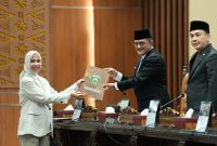 Sekda Sumsel Dr Drs H Edward Candra MM menghadiri Rapat Paripurna XXXI [31] DPRD Provinsi Sumsel, Senin 23 Februari 2026 dengan agenda mendengarkan pandangan umum fraksi-fraksi terhadap Rancangan Peraturan Daerah [Raperda].