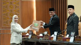 Sekda Sumsel Dr Drs H Edward Candra MM menghadiri Rapat Paripurna XXXI [31] DPRD Provinsi Sumsel, Senin 23 Februari 2026 dengan agenda mendengarkan pandangan umum fraksi-fraksi terhadap Rancangan Peraturan Daerah [Raperda].