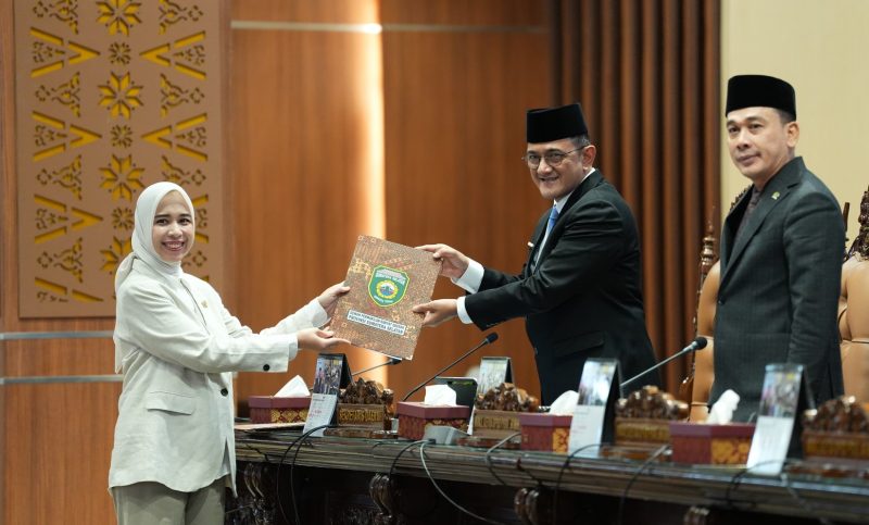 Sekda Sumsel Dr Drs H Edward Candra MM menghadiri Rapat Paripurna XXXI [31] DPRD Provinsi Sumsel, Senin 23 Februari 2026 dengan agenda mendengarkan pandangan umum fraksi-fraksi terhadap Rancangan Peraturan Daerah [Raperda].
