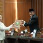 Sekda Sumsel Dr Drs H Edward Candra MM menghadiri Rapat Paripurna XXXI [31] DPRD Provinsi Sumsel, Senin 23 Februari 2026 dengan agenda mendengarkan pandangan umum fraksi-fraksi terhadap Rancangan Peraturan Daerah [Raperda].