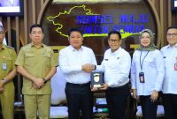 Gubernur Sumatera Selatan, Dr H Herman Deru, menerima kunjungan silaturahmi Kepala Kantor Wilayah Badan Pertanahan Nasional Provinsi Sumatera Selatan baru, Ir Rahmat, di Ruang Tamu Gubernur Sumsel, Palembang, Senin 23 Februari 2026.