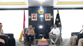 Kapolda Sumsel Irjen Pol Dr Sando Nugroho saat menerima audiensi strategis bersama jajaran SKK Migas Wilayah Sumbagsel, di Ruang Delegasi Lantai 2 Mapolda Sumsel, Senin 23 Februari 2026.