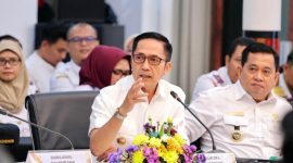 Wali Kota Palembang Ratu Dewa saat mengikuti rapat menerima kunjungan kerja Mentri Perhubungan RI dalam rangka persiapan angkutan lebaran 2026, Rabu 25 Februari 2026 di Griya Agung Palembang.