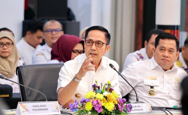 Wali Kota Palembang Ratu Dewa saat mengikuti rapat menerima kunjungan kerja Mentri Perhubungan RI dalam rangka persiapan angkutan lebaran 2026, Rabu 25 Februari 2026 di Griya Agung Palembang.