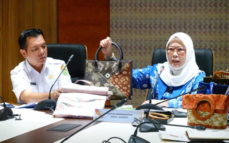 Ketua Dewan Kerajinan Nasional Daerah [Dekranasda] Sumsel, Feby Deru, mengikuti rapat koordinasi persiapan ikon Kriyanusa 2026 bersama Ketua Harian Dekranas Tri Tito Karnavian secara virtual dari Ruang Rapat Tamken, Rabu 25 Februari 2026.