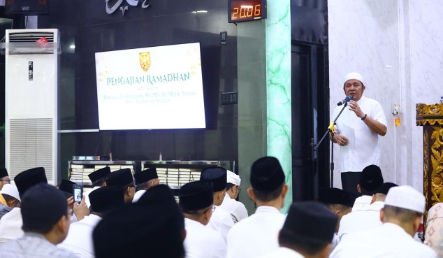 Gubernur Sumsel H Herman Deru saat menghadiri Pengajian Ramadhan 1447 Hijriah di Masjid Raudhatul Ulum, Makodam II/Sriwijaya, Rabu 25 Februari 2026, malam.