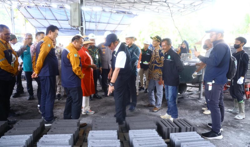 Gubernur Sumatera Selatan [Sumsel] Dr H Herman Deru meninjau pemanfaatan limbah Fly Ash dan Bottom Ash [FABA] di PLTU Sumbagsel-1 berkapasitas 2x150 MW, Kamis 26 Februari 2026.