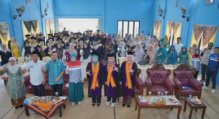 Kelompok lansia dari Sekolah Lansia BKL Kamboja Desa Kota Karang mengikuti prosesi wisuda yang diselenggarakan Kemendukbangga/BKKBN Provinsi Jambi bersama Pertamina EP Jambi, sebagai simbol semangat yang tak mengenal usia