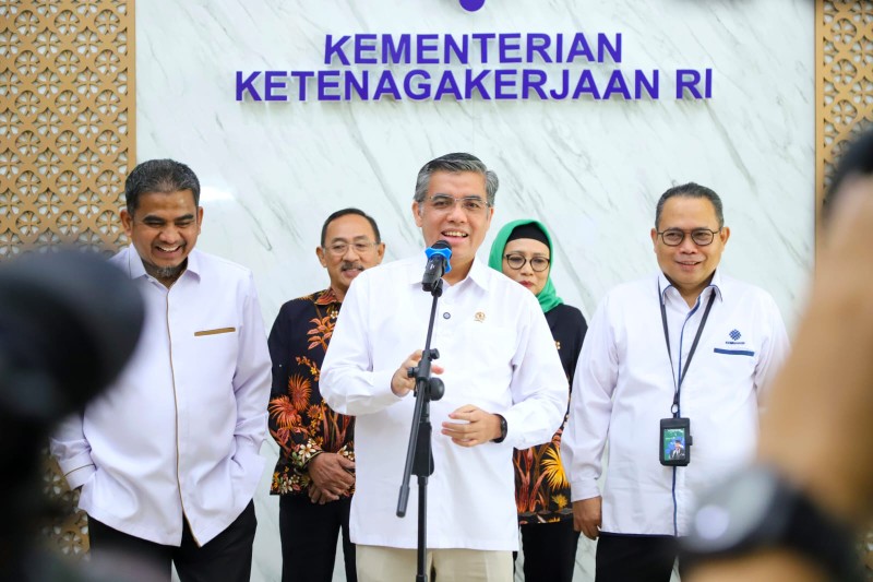 Menteri Ketenagakerjaan, Yassierli, memberikan “kado” dalam rangka peringatan Bulan K3 Tahun 2026 dengan menggratiskan pembinaan bagi 4.025 peserta dalam program Pembinaan dan Sertifikasi Ahli K3 Umum. [Foto Biro Humas Kemnaker].