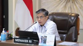 Menaker Yassierli saat memberikan arahan kepada Dewan Pengawas dan Direksi BPJS Ketenagakerjaan periode 2026–2031 di Kantor Kementerian Ketenagakerjaan, Jakarta, Senin 23 Februari 2026.