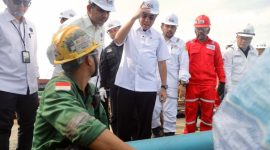 Menaker Yassierli saat meninjau galangan kapal PT ASL Shipyard Indonesia di Batam, Selasa 24 Februari 2026.