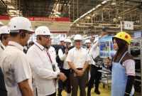 Menaker Yassierli saat melakukan monitoring dan evaluasi pemagangan nasional di PT Ecogreen Oleochemicals, Batam, Kepulauan Riau, Selasa 24 Februari 2026.