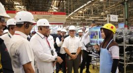 Menaker Yassierli saat melakukan monitoring dan evaluasi pemagangan nasional di PT Ecogreen Oleochemicals, Batam, Kepulauan Riau, Selasa 24 Februari 2026.