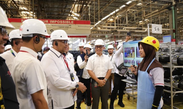 Menaker Yassierli saat melakukan monitoring dan evaluasi pemagangan nasional di PT Ecogreen Oleochemicals, Batam, Kepulauan Riau, Selasa 24 Februari 2026.