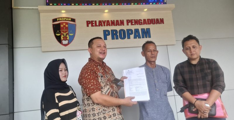 Kuasa Hukum Keluarga Pelaku Penyalahgunaan Narkoba, Anwar Sadat SH, beraama rekan sejawat Deni Setiabudi SH dan Keluarga pelaku 'P' saat di Bidpropam Polda Sumsel.