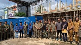 Pemerintah Kota [Pemkot] Palembang melalui Pol-PP dengan didampingi PUPR melayangkan surat peringatan terakhir [SPT] kepada pengusaha Robi Hartono alias Roni atau Afat untuk membongkar bangunan rukonya di Jalan Demang Lebar dengan deadline [batas akhir] pada 31 Maret 2026.