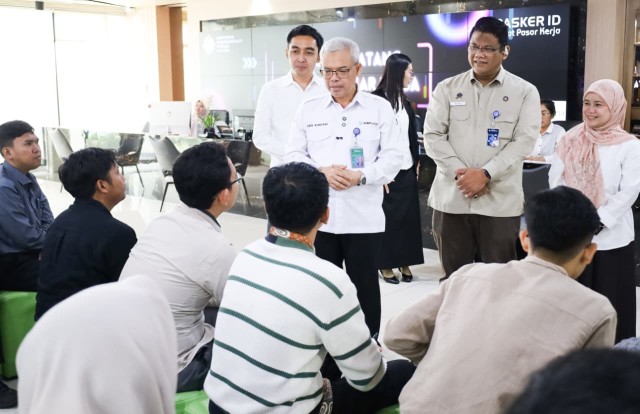 Sekjen Kemnaker Cris Kuntadi saat meninjau pelaksanaan Walk-In Interview di Gedung Pusat Pasar Kerja, Jakarta, Rabu 4 Maret 2026. [Foto Biro Himas Kemnaker]