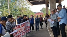 Aksi demonstrasi  Generasi Muda Institut [GMI] di halaman Kantor DPRD Sumsel, Kamis 12 Maret 2026
