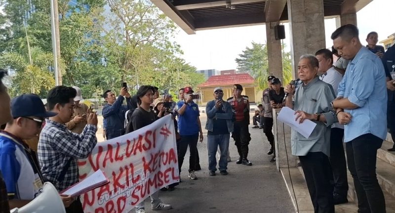 Aksi demonstrasi  Generasi Muda Institut [GMI] di halaman Kantor DPRD Sumsel, Kamis 12 Maret 2026