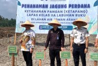 Bupati Asahan di Wakili oleh Wakil Bupati Asahan Rianto SH MAP menghadiri kegiatan penanaman jagung perdana dalam rangka program Ketahanan Pangan [Ketapang] yang dilaksanakan oleh Lembaga Pemasyarakatan [Lapas] Kelas IIA Labuhan Ruku di lahan Air Joman, Kabupaten Asahan.