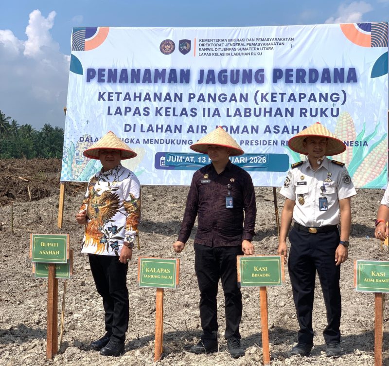 Bupati Asahan di Wakili oleh Wakil Bupati Asahan Rianto SH MAP menghadiri kegiatan penanaman jagung perdana dalam rangka program Ketahanan Pangan [Ketapang] yang dilaksanakan oleh Lembaga Pemasyarakatan [Lapas] Kelas IIA Labuhan Ruku di lahan Air Joman, Kabupaten Asahan.