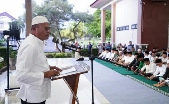 Wali Kota Arlan hadir langsung bersama Ketua TP-PKK Hj Linda Apriana Arlan, didampingi Wakil Wali Kota Franky Nasril, Ketua DPRD Deni Victoria, unsur Forkopimda, kepala OPD, tokoh agama, hingga tokoh masyarakat. Komposisi tamu yang lengkap itu memperlihatkan satu hal: Ramadan dijadikan panggung persatuan antara birokrasi, politik, dan masyarakat.
