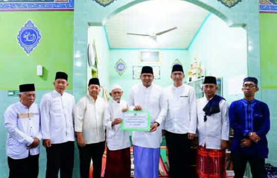 Wakil Wali Kota Franky Nasril memulai agenda di Masjid Al-Barokah, didampingi unsur Forkopimda dan jajaran OPD. Hadir di antaranya Ketua Masjid H Dasrul, Wakapolres Kompol Cindy Helliadi, Kapolsek Prabumulih Timur, Staf Ahli TP PKK, serta Asisten II Setda.