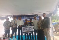 Wali Kota Prabumulih, H Arlan, melaksanakan peletakan batu pertama renovasi rumah tidak layak huni menjadi rumah layak huni di Jalan Sungai Medang, Kelurahan Arimbi Jaya, Kecamatan Prabumulih Timur, Jumat 13 Februari 2026.