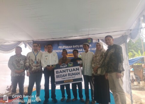 Wali Kota Prabumulih, H Arlan, melaksanakan peletakan batu pertama renovasi rumah tidak layak huni menjadi rumah layak huni di Jalan Sungai Medang, Kelurahan Arimbi Jaya, Kecamatan Prabumulih Timur, Jumat 13 Februari 2026.