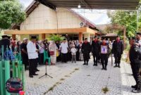 Wali Kota Prabumulih, H Arlan, bertindak sebagai inspektur upacara dalam prosesi pemakaman Aparatur Sipil Negara [ASN] Pemerintah Kota Prabumulih, Junaidah SE MM binti H Abdul Wafah.