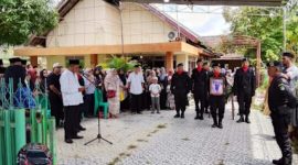 Wali Kota Prabumulih, H Arlan, bertindak sebagai inspektur upacara dalam prosesi pemakaman Aparatur Sipil Negara [ASN] Pemerintah Kota Prabumulih, Junaidah SE MM binti H Abdul Wafah.
