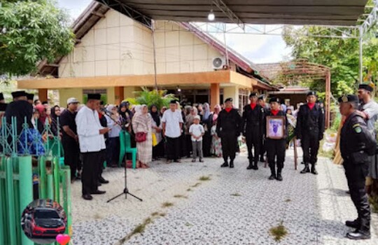 Wali Kota Prabumulih, H Arlan, bertindak sebagai inspektur upacara dalam prosesi pemakaman Aparatur Sipil Negara [ASN] Pemerintah Kota Prabumulih, Junaidah SE MM binti H Abdul Wafah.