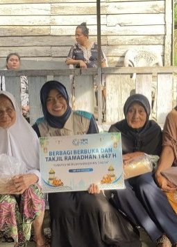 YBM PLN UID S2JB dan GENCAR Berbagi 300 Paket Buka Puasa-Sahur untuk Warga Palembang
