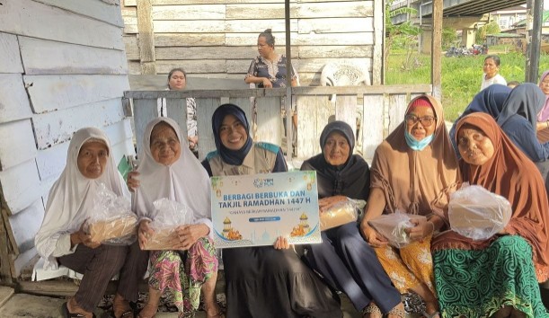 Senyun para penerima takjil YBM PLN UID S2JB di Jalan Jembatan Musi 6 Palembang