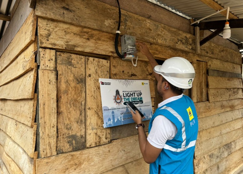 Bantuan listrik gratis program Light Up The Dream PLN dari PLN UP3 Lubuklinggau untuk warga Prasejahtera di Kelurahan Karya Bakti.