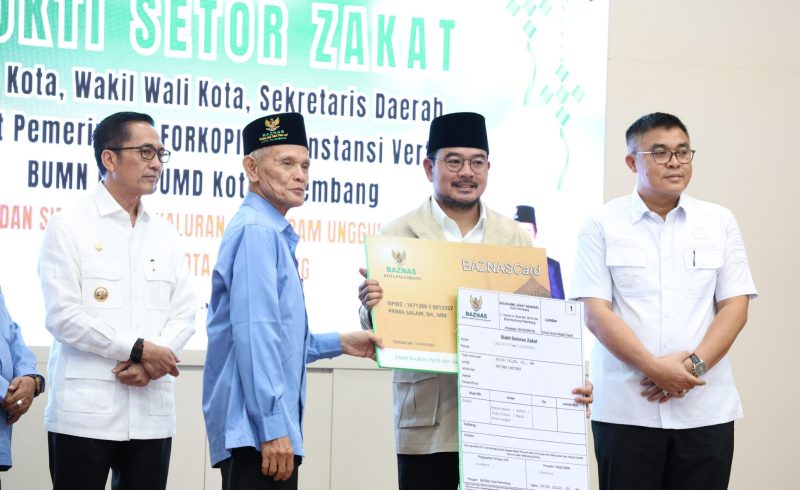 Wali Kota Palembang Ratu Dewa bersama Wakil Wali Kota dan Sekretaris Daerah menghadiri kegiatan Bukti Setor Pembayaran Zakat Maal yang digelar Badan Amil Zakat Nasional [Baznas] Kota Palembang dalam rangkaian program Gerakan Ramadan Berkah Menguatkan Indonesia.