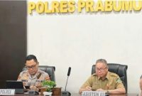 Asisten III Pemerintah Kota [Pemkot] Prabumulih, Drs Amilton, menghadiri Video Conference [Vidcon] Rapat Koordinasi Lintas Sektoral Bidang Operasional [Opsnal] tingkat menteri dalam rangka kesiapan pelaksanaan Operasi Ketupat/Idul Fitri Tahun 2026, Senin 2 Maret 2026.