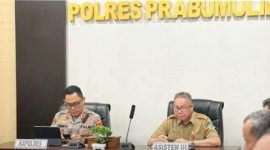 Asisten III Pemerintah Kota [Pemkot] Prabumulih, Drs Amilton, menghadiri Video Conference [Vidcon] Rapat Koordinasi Lintas Sektoral Bidang Operasional [Opsnal] tingkat menteri dalam rangka kesiapan pelaksanaan Operasi Ketupat/Idul Fitri Tahun 2026, Senin 2 Maret 2026.
