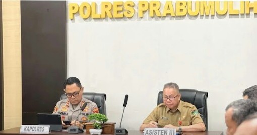 Asisten III Pemerintah Kota [Pemkot] Prabumulih, Drs Amilton, menghadiri Video Conference [Vidcon] Rapat Koordinasi Lintas Sektoral Bidang Operasional [Opsnal] tingkat menteri dalam rangka kesiapan pelaksanaan Operasi Ketupat/Idul Fitri Tahun 2026, Senin 2 Maret 2026.