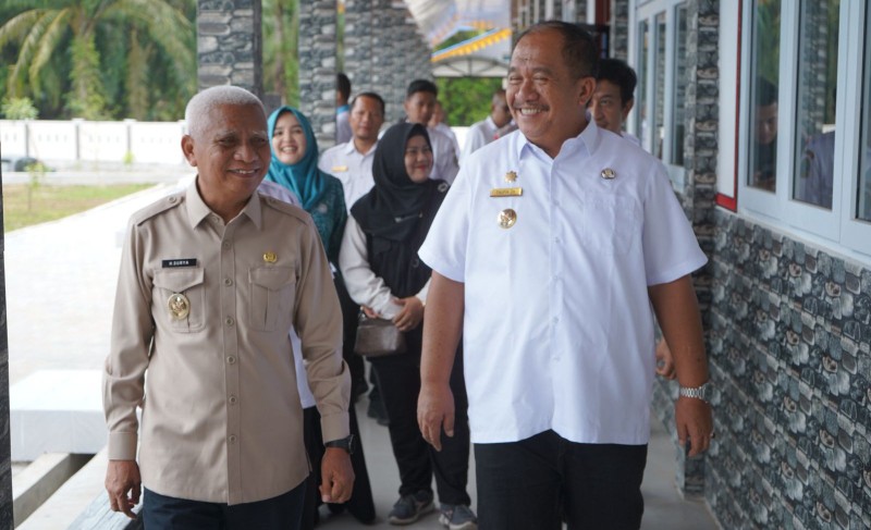 Bupati Asahan Taufik Zainal Abidin SSos MSi mendampingi Wakil Gubernur Sumatera Utara [Sumut] H Surya BSc untuk mengunjungi dan memeriksa kesiapan Sekolah Menengah Atas Negeri [SMAN] Rahuning Rabu 4 Maret 2026.