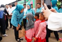 Ketua Tim Penggerak PKK Provinsi Sumatera Selatan [TP-PKK Sumsel] Feby Deru membagikan paket sembako kepada masyarakat Talang Kepuh, tepatnya di Perumahan Griya Tanjung Wahid, Rabu 4 Maret 2026.