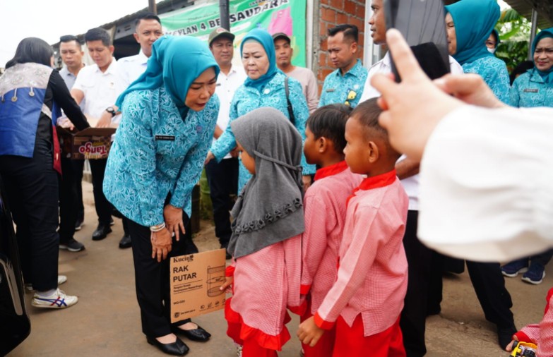 Ketua Tim Penggerak PKK Provinsi Sumatera Selatan [TP-PKK Sumsel] Feby Deru membagikan paket sembako kepada masyarakat Talang Kepuh, tepatnya di Perumahan Griya Tanjung Wahid, Rabu 4 Maret 2026.