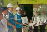 Momen Ramadhan 1447 Hijriah penuh makna nan berkah bagi 10 keluarga prasejahtera di Kota Jambi, setelah menahun bergantung sambungan listrik tetangga maupun kerabat akhirnya menikmati listrik mandiri melalui Program Light Up The Dream yang digelar serentak secara nasional oleh PLN.