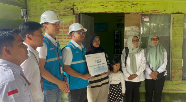 Momen Ramadhan 1447 Hijriah penuh makna nan berkah bagi 10 keluarga prasejahtera di Kota Jambi, setelah menahun bergantung sambungan listrik tetangga maupun kerabat akhirnya menikmati listrik mandiri melalui Program Light Up The Dream yang digelar serentak secara nasional oleh PLN.