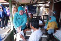 Ramadhan penuh berkah 1447 Hijriah, saat Ketua TP-PKK Palembang Dewi Satrani bersama Ketua Darma Wanita Persatuan [DWP] Ida Royani melakukan aksi berbagi paket sembako dengan warga di kawasan tempat pembuangan sampah akhir [TPA] Sukawinatan, Kamis 5 Maret 2026.