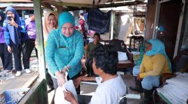 Ramadhan penuh berkah 1447 Hijriah, saat Ketua TP-PKK Palembang Dewi Satrani bersama Ketua Darma Wanita Persatuan [DWP] Ida Royani melakukan aksi berbagi paket sembako dengan warga di kawasan tempat pembuangan sampah akhir [TPA] Sukawinatan, Kamis 5 Maret 2026.