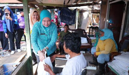 Ramadhan penuh berkah 1447 Hijriah, saat Ketua TP-PKK Palembang Dewi Satrani bersama Ketua Darma Wanita Persatuan [DWP] Ida Royani melakukan aksi berbagi paket sembako dengan warga di kawasan tempat pembuangan sampah akhir [TPA] Sukawinatan, Kamis 5 Maret 2026.