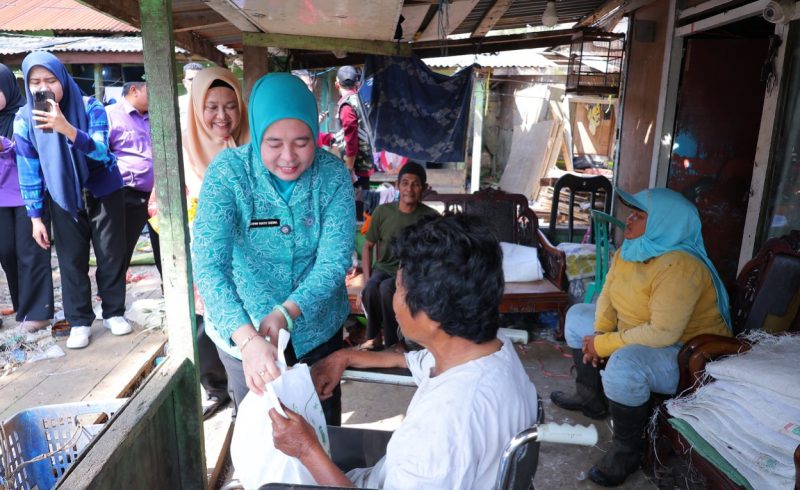 Ramadhan penuh berkah 1447 Hijriah, saat Ketua TP-PKK Palembang Dewi Satrani bersama Ketua Darma Wanita Persatuan [DWP] Ida Royani melakukan aksi berbagi paket sembako dengan warga di kawasan tempat pembuangan sampah akhir [TPA] Sukawinatan, Kamis 5 Maret 2026.