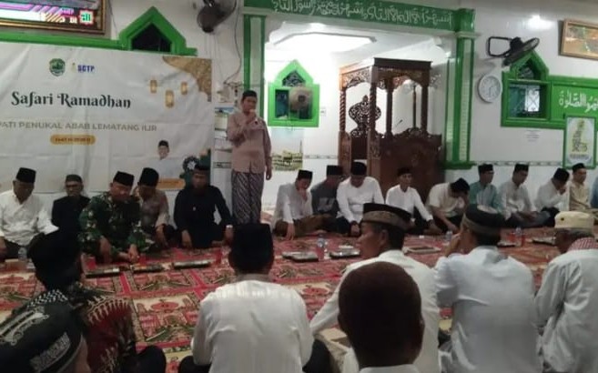 Wakil Bupati [Wabuo] PALI, Iwan Tuaji dengan didampingi Forum Koordinasi Pimpinan Daerah [Forkopimda], para kepala Organisasi Perangkat Daerah [OPD] melaksanakan Safari Ramadhan 1447 Hijriah di Masjid Midun Arafa Desa Puru, Kecamatan Penukal, Kabupaten PALI, Sumatra Selatan, pada Kamis 5 Maret 2026.